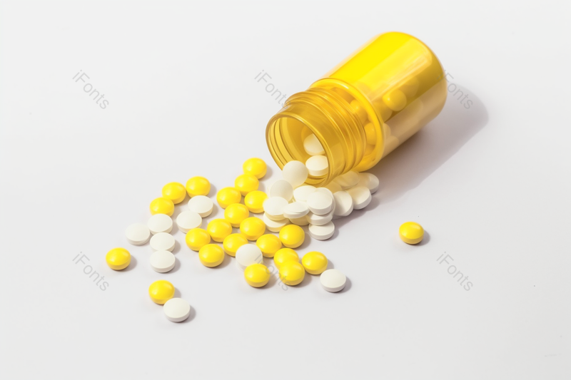 透明塑料瓶中洒出的颗粒药堆叠在桌面上,高清,摄影图,摄影图片,图片大全,摄影图免费下载